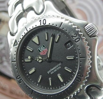 Which movement is used in Tag Heuer 200m professional watch WG1113